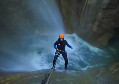 Dans la cascade de 25 mètres du canyon de l'Infernet