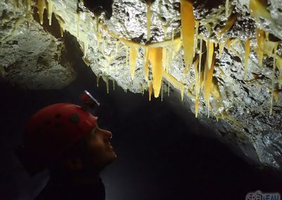 Concrétions oranges dans le Gouffre Germinal