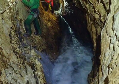 Spéléologie chartreuse pierre entremont grenoble chambery initiation enfant