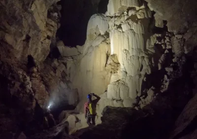 Spéléologie Bauges Litorne FE Bauges concrétion traversée