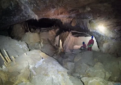 Spéléologie Bauges Litorne FE Bauges stalagmites traversée